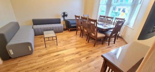Valentines Appartement | London Luxury 3 bedroom flat, 2 bathrooms, Living Room, free parking, 4 mins to station, garden