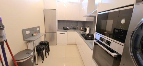 Valentines Appartement | London Luxury 3 bedroom flat, 2 bathrooms, Living Room, free parking, 4 mins to station, garden