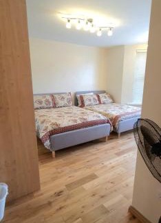 Valentines Appartement | London Luxury 3 bedroom large apartment, aircon, free parking, station 4 mins walk