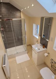 Valentines Appartement | London Luxury 3 bedroom large apartment, aircon, free parking, station 4 mins walk