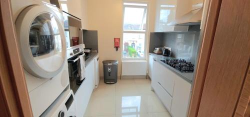 Valentines Appartement | London Luxury 3 bedroom large apartment, aircon, free parking, station 4 mins walk