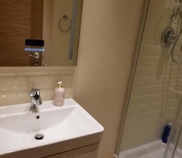 Clayhall Appartement | London Luxury Apartment 4 Bedroom Sleeps 12 people with 4 Bathrooms 1 Min walk from Station