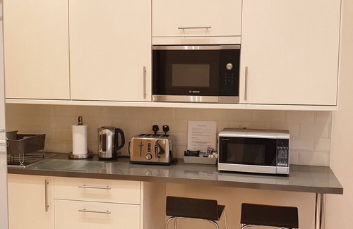 Valentines Appartement | London Luxury Studio Flat 4 mins to Ilford Stn with FREE parking