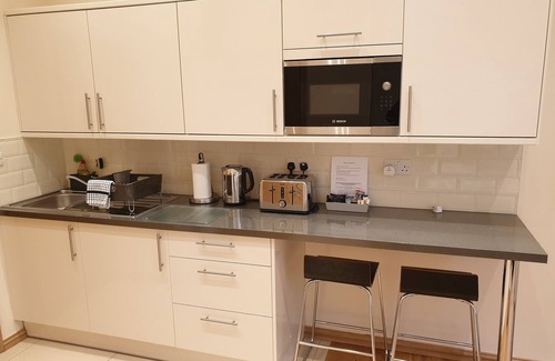 Valentines Appartement | London Luxury Studio Flat 4 mins to Ilford Stn with FREE parking