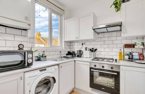 St. Ann's Appartement | London Serviced Apartment , 2 min walk to train station & near Tottenham Stadium