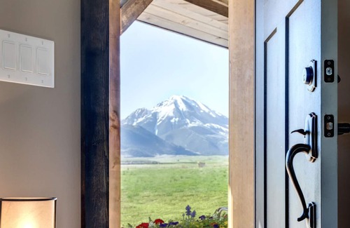 Livingston Cottage | Lone Cactus Cottage 275nt avec Chico Natation / Vin