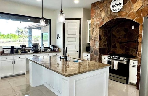 Hargill Villa | Lone Star Luxury Ranch - 4-Bed, 3-Bath, Swimming Pool, Grill, Washer/Dryer, WiFi