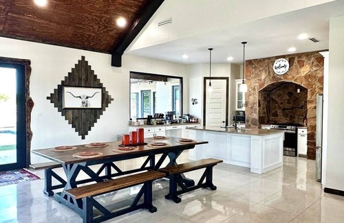 Hargill Villa | Lone Star Luxury Ranch - 4-Bed, 3-Bath, Swimming Pool, Grill, Washer/Dryer, WiFi