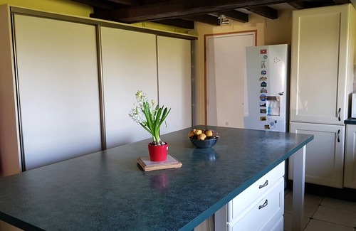 Chateaubourg Lit Et Petit-Déjeuner | Longère (130m²) au calme de la campagne: 5 chambres, grande cuisine, jardin.