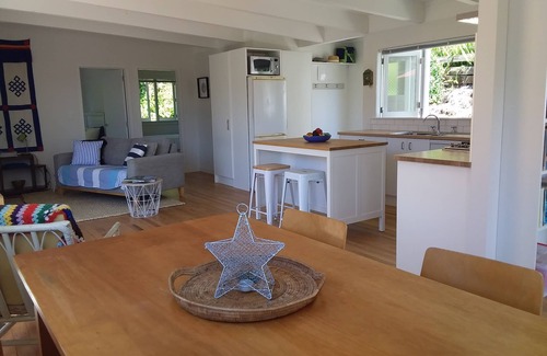 Coromandel Maison | Peaceful, Clean Bach. Close to Beach-Boat Ramp-Walks. Internet/Sky/Pet Friendly.