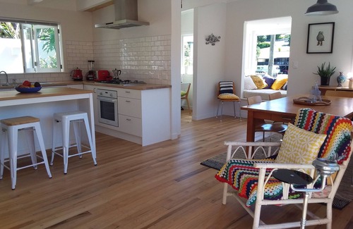 Coromandel Maison | Peaceful, Clean Bach. Close to Beach-Boat Ramp-Walks. Internet/Sky/Pet Friendly.