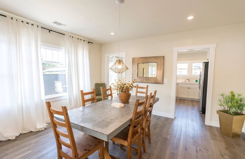 Bluff Heights Maison | Long Beach Craftsman House. Historic district house-centrally located