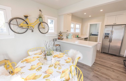Bluff Heights Maison | Long Beach Craftsman House. Historic district house-centrally located