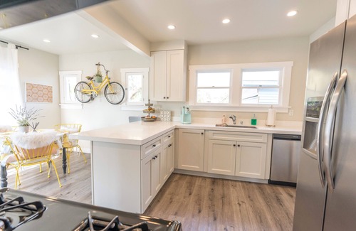 Bluff Heights Maison | Long Beach Craftsman House. Historic district house-centrally located