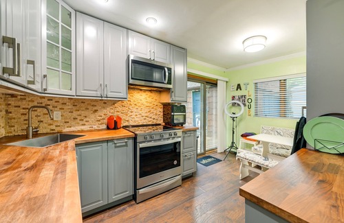 Farmingdale Maison | Long Island Home w/Deck, Yard, 5 Mi to Beach!