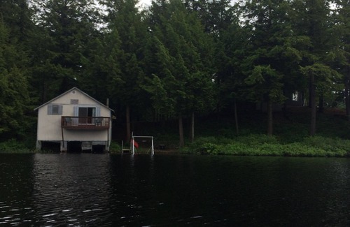 Croghan Cabine | LONG POND CABIN ENTOURÉ D'EAU avec une grande plage privée