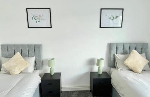 Cheshunt Appartement | Long Term Comfort - 2BR Haven