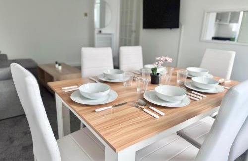 Cheshunt Appartement | Long Term Comfort - 2BR Haven