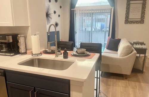 Deep Ellum Appartement | Long Term Medical Stays Welcome! Walk to Baylor Free Parking! Resort-style Pool