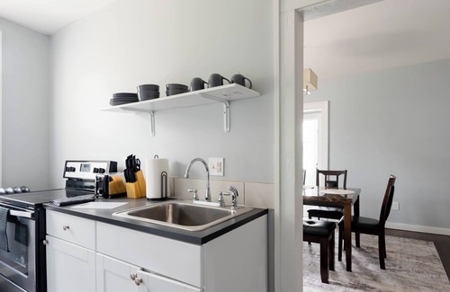 Detroit Appartement | Long-Term Rental Comfy, Clean & Nurse-Friendly
