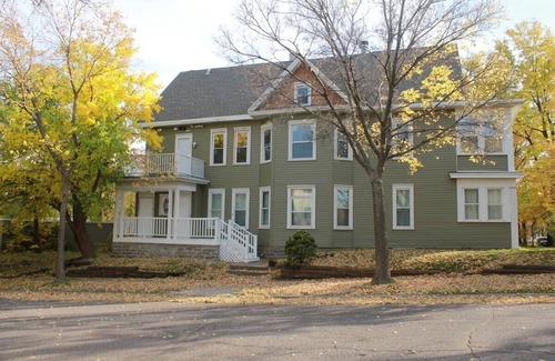 Minneapolis Maison | Long Term Stay for Large Groups . Sleeps 8 ! 5 bedrooms 3 baths!