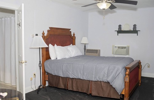 Town of Reading Hôtel | Longhouse Lodge Motel