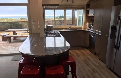 Waikanae Maison | Longshore: Absolute beachfront, spa, tennis, piscine