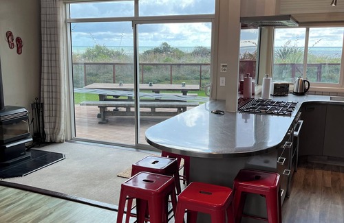 Waikanae Maison | Longshore: Absolute beachfront, spa, tennis, piscine