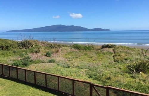 Waikanae Maison | Longshore: Absolute beachfront, spa, tennis, piscine