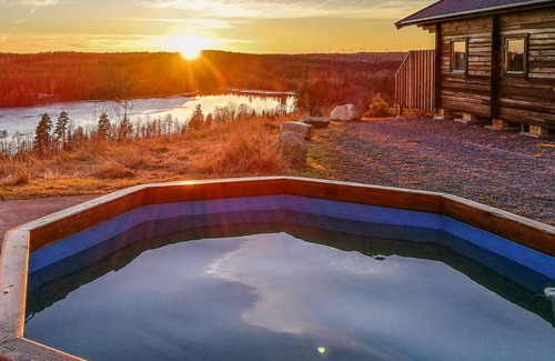 Vetlanda Maison | Look forward to a magnificent lake panorama in this modern and comfortable vacation home!