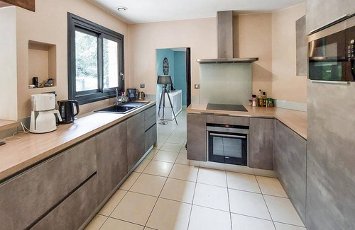 Casseneuil Maison | Look forward to an idyllically located vacation home with pool.