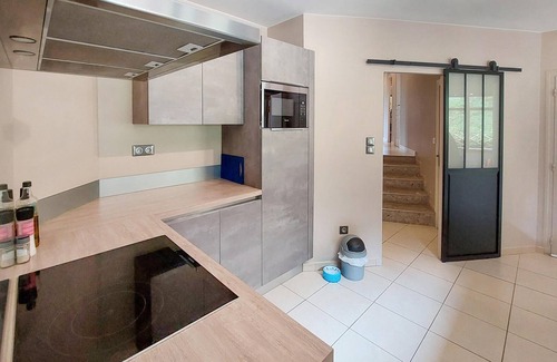 Casseneuil Maison | Look forward to an idyllically located vacation home with pool.
