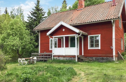 Norrtalje Maison | Look forward to this inviting vacation home with a large garden near the lake
