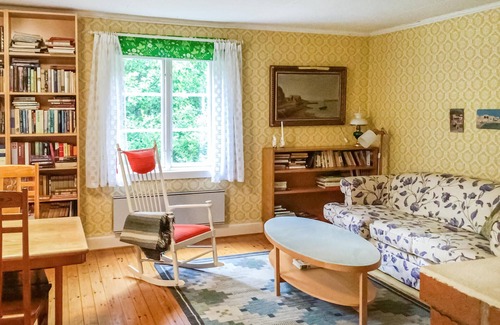 Norrtalje Maison | Look forward to this inviting vacation home with a large garden near the lake