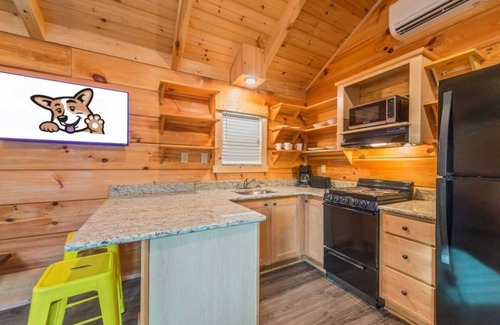 Bryan Cabine | Look No Further! Full Kitchen, Outdoor Swimming Pool, Pets are Allowed Here