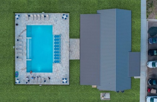 Bryan Cabine | Look No Further! Full Kitchen, Outdoor Swimming Pool, Pets are Allowed Here