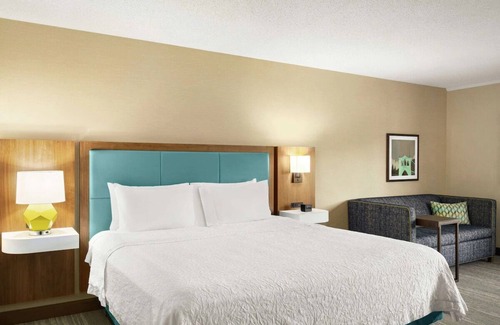 South Portland Maison | Look No Further! 2 Spacious Units, Complimentary Breakfast, Parking!