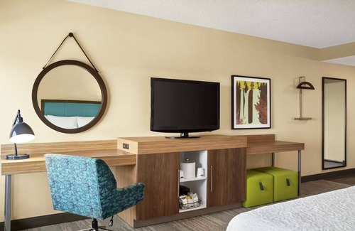 South Portland Maison | Look No Further! 2 Spacious Units, Complimentary Breakfast, Parking!