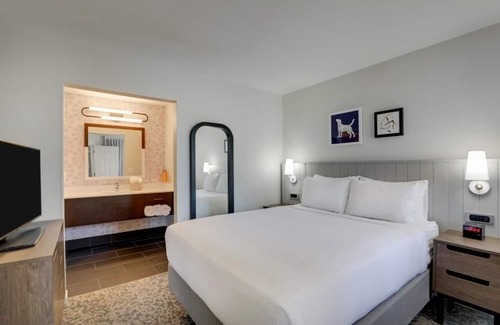 Sunnyvale Hôtel | Look No More! TWO Comfortable 2BR Suites, Outdoor Swimming Pool, Pets Allowed!