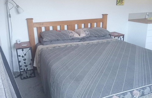 Stokes Valley Appartement | Looking for a peaceful retreat visit our Self-contained studio with own entrance