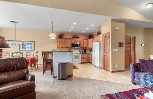 Dillon Maison | Lookout Ridge 45 by Great Western Lodging