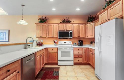 Dillon Maison | Lookout Ridge 45 by Great Western Lodging