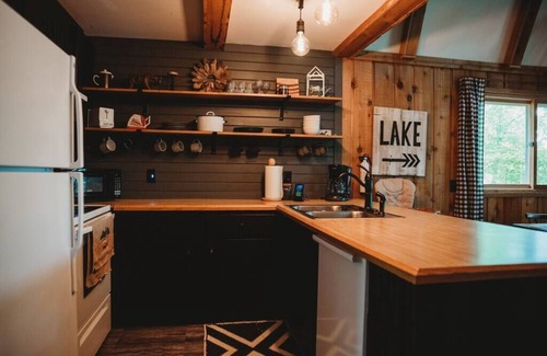Comstock Maison | Belle cabine mise à jour du lac de 3 chambres - bienvenue au loon lodge!
