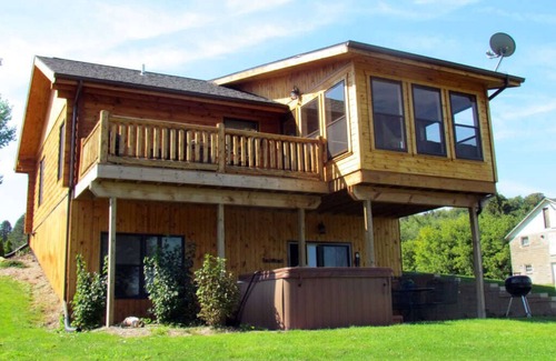 Dubuque Cabine | Lorelei Cabins: 'Not just a place, but an experience!' The Aster