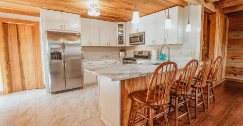 Helmsburg Maison | Lorettas Cabin