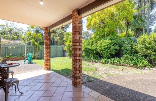 Shoal Bay Appartement | Lorikeet Retreat, 2/117 Tomaree Rd - Pet Friendly, Air Conditioned Holiday House
