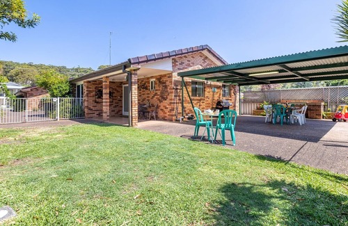Shoal Bay Appartement | Lorikeet Retreat, 2/117 Tomaree Rd - Pet Friendly, Air Conditioned Holiday House