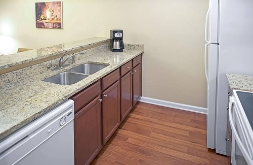 Berkeley Hôtel | Lots of Activities to Enjoy! 2 Units, Indoor & Outdoor Pools, Free Parking