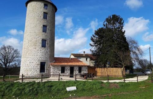 Neuvy-Bouin Maison | loue ancien moulin a vent avec piscine et jacuzzi