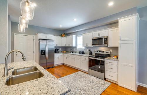 Lyndon Maison | Louisville Retreat with Deck about 11 Mi to Downtown!